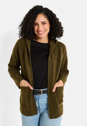 Cardigan à capuche vert olive fabriqué en tissu doux et texturé ; il présente une ouverture sur le devant, des manches longues et deux poches avant.