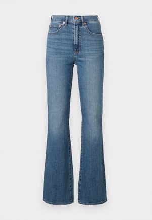 Jeans évasés mid-rise en denim bleu clair. Présente un design classique à cinq poches, des garnitures en cuivre et un léger délavage au niveau des genoux.