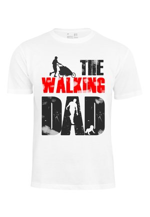 Weißes Baumwoll-T-Shirt mit einer schwarzen Silhouette einer Person mit einem Kinderwagen. Der Text lautet "DER WANDERENDE VATER" in fetten roten und schwarzen Buchstaben.