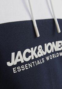 Marine hoodie med hvide vandrette striber, med et tekstureret logo print "JACK & JONES" og "ESSENTIALS WORLDWIDE." Snøre detaljer.