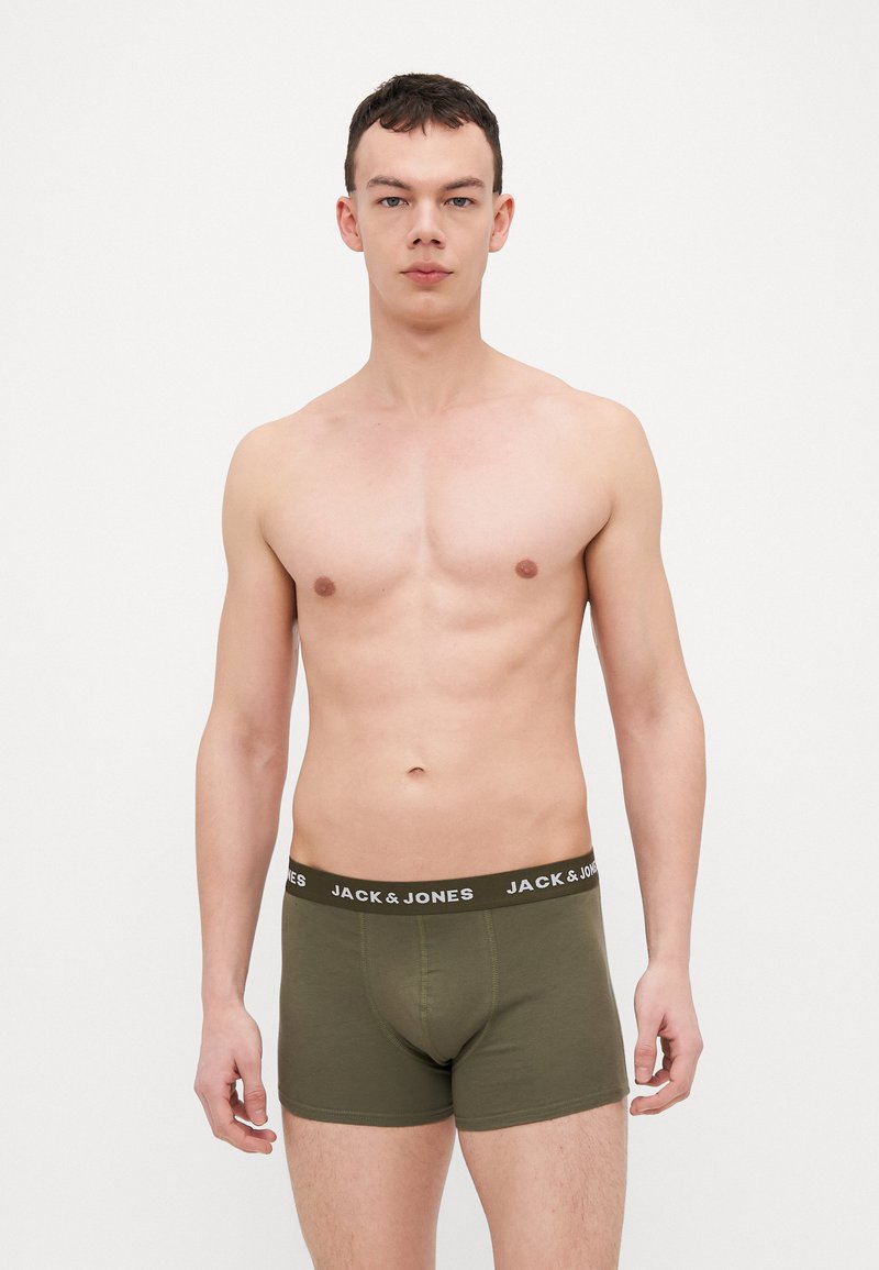 Boxeri de culoare verde măsliniu, fabricati din bumbac moale, cu un elastic negru pe care este imprimat numele brandului "JACK & JONES" în alb.