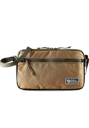 Bolso bandolera compacto Fjallraven marrón y verde con bolsillo frontal con cremallera y correa de hombro ajustable.