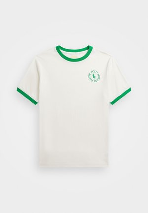 Hvid T-shirt med korte ærmer med grøn krave og ærmekanter, med et lille grønt Polo Ralph Lauren-logo på venstre bryst.