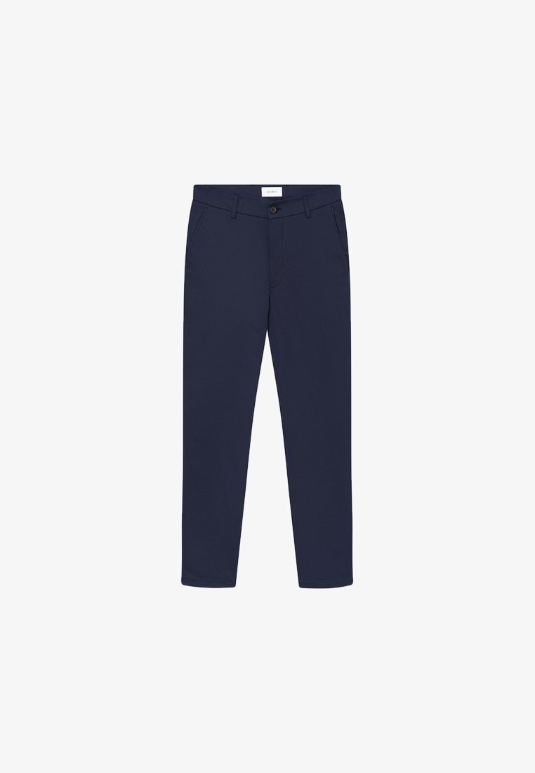 Pantaloni bleumarin dintr-un material fin, având buzunare laterale, fermoar și un sistem de închidere cu un singur nasture la talie.