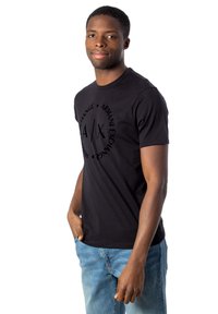 Svart bomull T-skjorte med rund hals og et stort, preget sirkulært logo med teksten "Armani Exchange" på forsiden.