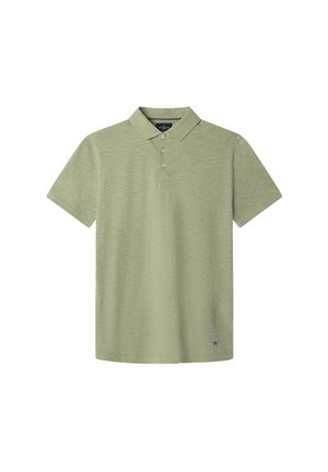 Maslinasta zelena polo majica izrađena od teksturiranog materijala. Ima klasični ovratnik, placket sa tri dugmeta i mali mornarsko plavi logo na rubu.