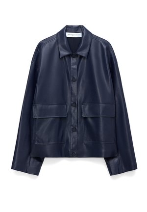 Giacca in similpelle blu navy con maniche lunghe, colletto appuntito, chiusura con bottoni a pressione e due grandi tasche anteriori con patta.