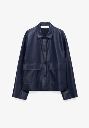Giacca in similpelle blu navy con maniche lunghe, colletto appuntito, chiusura con bottoni a pressione e due grandi tasche anteriori con patta.