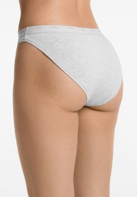 Szürke pamut bikini alsó, puha tapintással, lapos elasztikus derékpánttal. A kialakítása minimalis takarást kínál és klasszikus szabású.