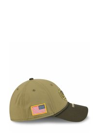 Olivfarbene Baseballmütze mit einem dunkelgrünen Schirm, versehen mit einem gestickten Logo und einem Abzeichen der amerikanischen Flagge an der Seite, aus einem strukturierten Stoff gefertigt.