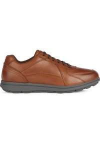 Sneaker in pelle marrone con una finitura liscia, punta arrotondata, suola in gomma grigia e lacci marroni. Presenta dettagli di cucitura e un collare imbottito.
