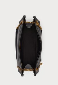 Bolsa de mão de couro preto com uma superfície texturizada, detalhes em corrente dourada e um interior espaçoso. Abertura superior com fechos de zip duplos.