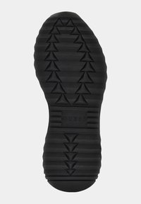 Sole in gomma nera con un motivo testurizzato di forme triangolari e scanalature orizzontali. Presenta il logo "GUESS" vicino all'area del tallone.