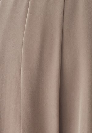 Tessuto morbido e testurizzato in un colore foglia di tè chiaro, con drappeggi sottili e una finitura liscia per un aspetto raffinato.