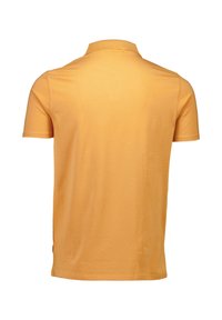 Polo a maniche corte in cotone giallo, con colletto classico e vestibilità rilassata, dalla superficie liscia e morbida e senza motivi visibili.