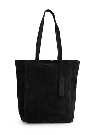 Schwarze Wildleder-Tote mit zwei langen Tragehenkeln, rechteckiger Form, äußeren Nahtdetails und einem angehängten Etikett für Branding.