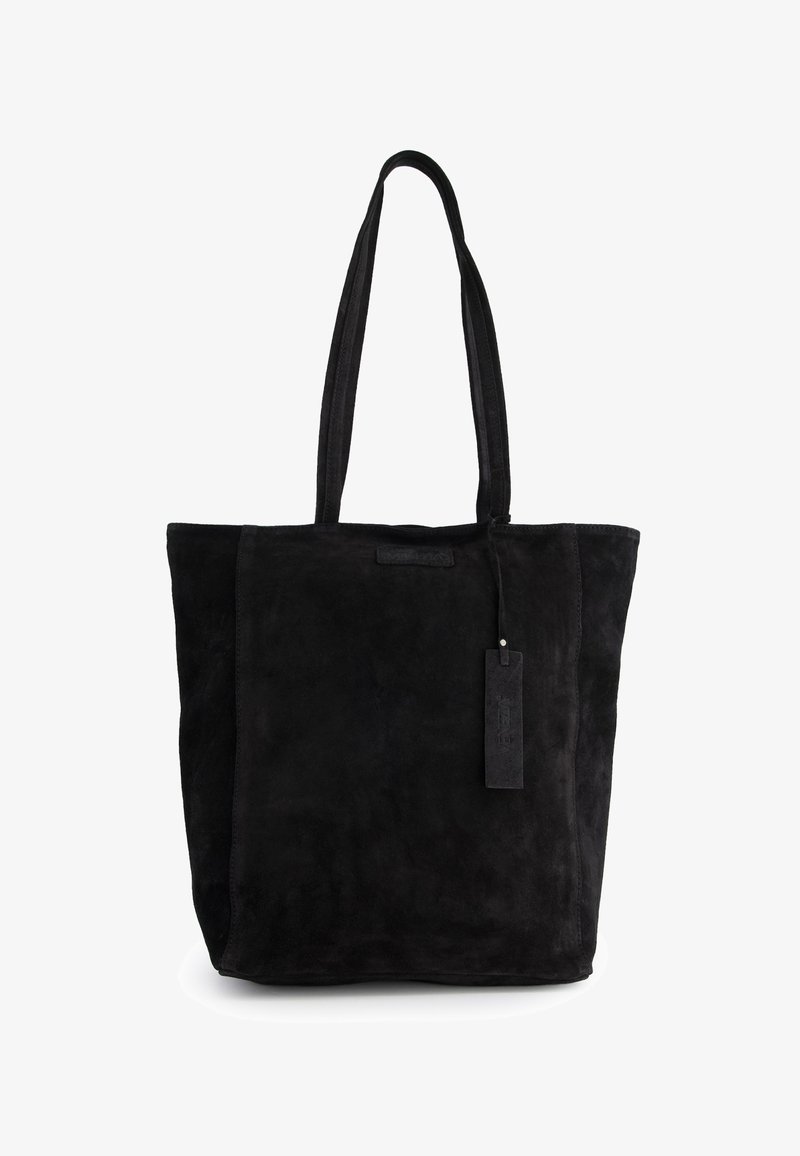 Sort ruskind tote taske med to lange håndtag, rektangulær form, udvendig syning og et hængende mærke fastgjort til branding.