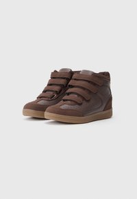 Braune High-Top-Schuhe aus strukturiertem Wildleder und glattem Leder, ausgestattet mit Klettverschlüssen und einer Gummisohle mit einem Muster für besseren Halt.