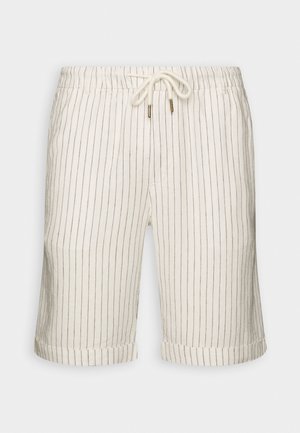Weiße Shorts mit dünnen vertikalen schwarzen Streifen und einem Kordelzug an der Taille, mit umgeschlagenen Säumen und seitlichen Taschen.