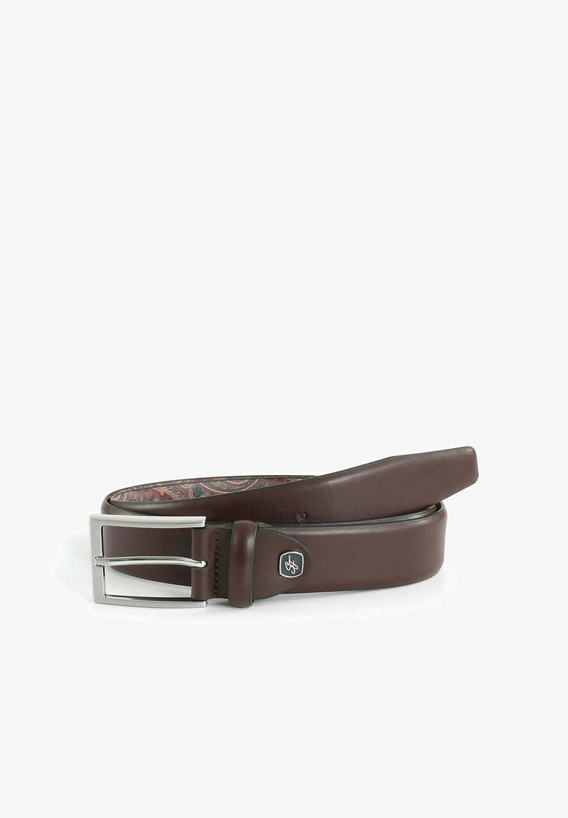 Brauner Ledergürtel mit einer silbernen Metallschnalle. Die Innenseite zeigt ein gemustertes Design. Flache, glatte Textur mit klassischer Form.