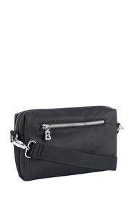Schwarze Nylon-Tasche mit strukturierter Oberfläche, rechteckiger Form, silbernem Reißverschluss, einer vorderen Reißverschlusstasche und verstellbarem schwarzen Tragegurt.
