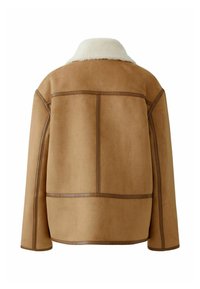 Veste en suède marron avec un col en fourrure, présentant une forme carrée, de grands panneaux cousus et des finitions en cuir marron contrastant.