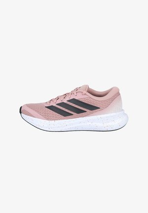 Zapatilla de correr rosa con rayas negras, suela gruesa blanca con motas, parte superior de malla y diseño de cordones vista de lado.
