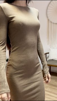 Bordázott, hosszú ujjú testhez simuló ruha világos barna árnyalatban. Kerek nyakkivágással és sima textúrával rendelkezik, testhezálló sziluettel.