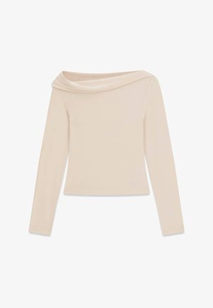 Schulterfreies Langarmoberteil in hellem Beige, aus einem weichen, glatten Stoff mit leicht weiter Passform und breitem Ausschnitt.