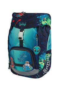 Blauwe en groene rugzak met kleurrijke verfvlekken, skateboarder- en alien-patches, en een voorste gesp sluiting.