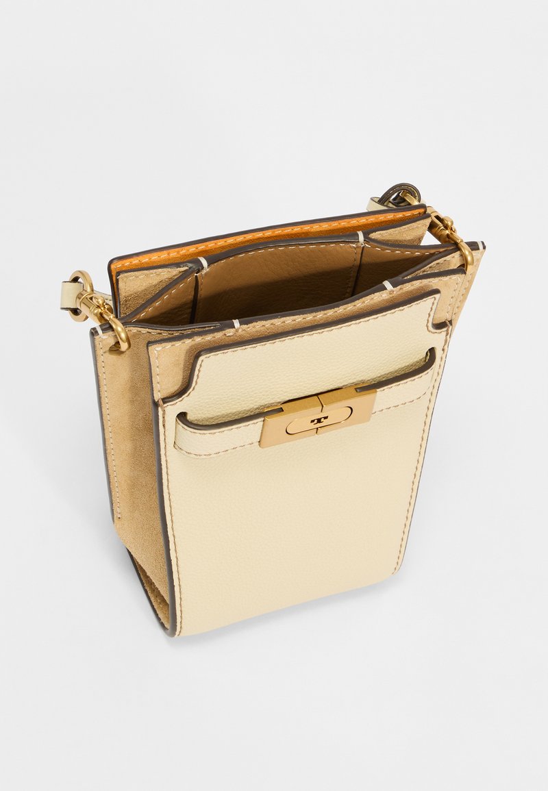 Beige Lederhandtasche mit goldenen Beschlägen, strukturierter Form, obere Öffnung und braunem Innenfutter. Sie verfügt über Kontrastnähte und einen Verschluss.
