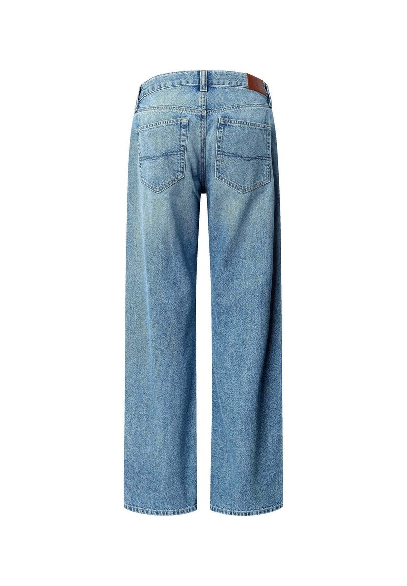 Jeans in denim blu chiaro a gamba larga, caratterizzati da una vita media, due tasche posteriori e un'etichetta in pelle marrone sulla cintura.