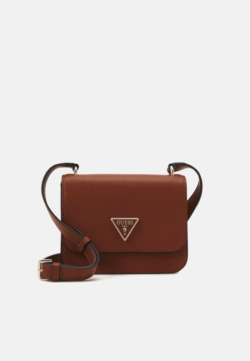 Bruine gestructureerde schoudertas met een driehoekig goudlogo, een verstelbare strap en een klep met gouden hardware accenten.