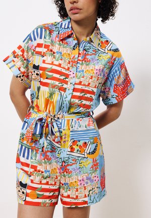 Kleurige korte mouw button-up romper met een levendige bloemente en geometrisch patroon in rood, blauw, geel en groen, met een ceintuur in de taille.