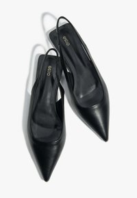Czarne skórzane buty slingback z wyostrzonymi czubkami i gładką fakturą. Charakteryzują się minimalistycznym designem i otwartym tyłem dla łatwego zakładania.