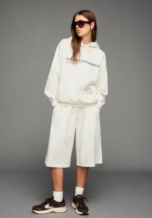 PRINTED - Pulover s kapuco - white
