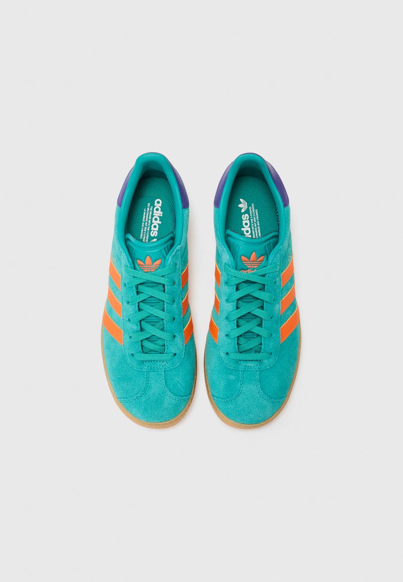 adidas Originals GAZELLE UNISEX - Trainers - pure teal/impact  orange/collegiate purple/orange - Zalando