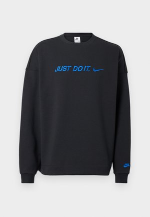 Svart sweatshirt av mjukt tyg med blå texten "JUST DO IT." och Nike-logotyp på bröstet och ärmen. Klassisk rundhalsdesign.