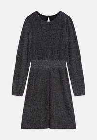 Vestido preto de manga longa com um tecido texturizado e brilhante. Apresenta uma gola redonda e uma costura na cintura com uma saia rodada. Fecho na parte de trás em forma de buraco.