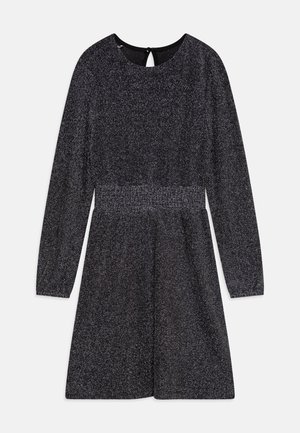 Vestido negro de manga larga con una tela texturizada y brillante. Presenta un escote redondo y una costura en la cintura con una falda acampanada. Cierre en forma de ojal en la parte posterior.