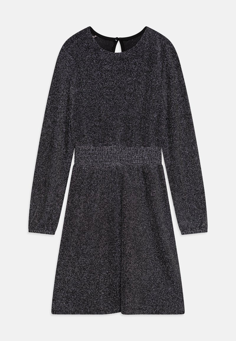 Vestido preto de manga longa com um tecido texturizado e brilhante. Apresenta uma gola redonda e uma costura na cintura com uma saia rodada. Fecho na parte de trás em forma de buraco.