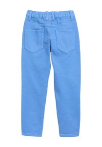 Pantalons en coton bleu clair avec une taille élastique, dotés de deux poches plaquées au dos et d'une coupe droite. Texture lisse, sans motifs.