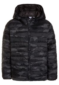 Sort camouflaged pufferjakke med hætte, der har quiltede syninger, lynlåslukning foran og en glat tekstur.