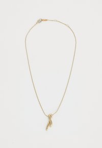 Collar de oro con un colgante de cinta retorcida, textura suave y una cadena delgada con un cierre. Diseño simple y elegante.