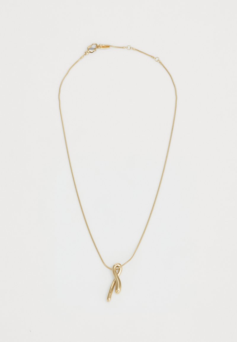 Collar de oro con un colgante de cinta retorcida, textura suave y una cadena delgada con un cierre. Diseño simple y elegante.