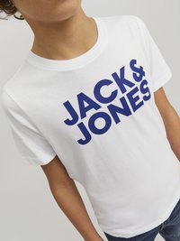 Camiseta de algodón blanca con un audaz estampado gráfico azul de "JACK & JONES". Manga corta y diseño clásico de cuello redondo.