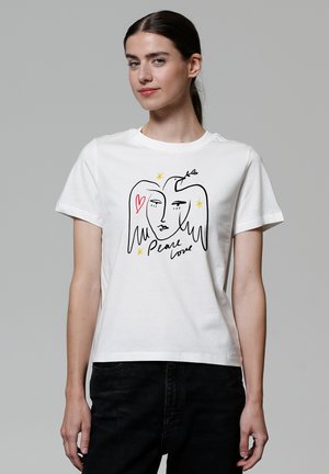 Witte katoenen T-shirt met een zwarte lijntekening van twee gezichten, een hart, sterren en de tekst "Please love" in zwart en rode accenten.