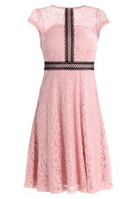 Rosa spetsklänning med en figurnära överdel, svart midja, korta ärmar och en utsvängd kjol med blommönster och svarta detaljer.