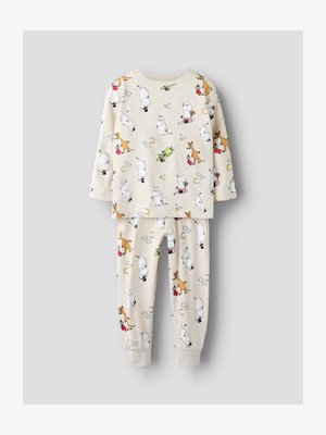 Crèmekleurige kinderpyjama met lange mouwen en broek, bedrukt met Moomin-personages, sterren, manen en wolken.