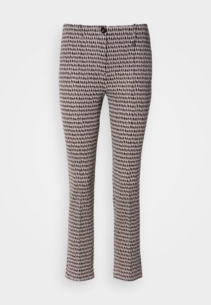 Pantaloni cu model, având un design ajustat, realizați dintr-un material ușor, cu un imprimeu texturat de puncte negre mici pe un fundal bej.